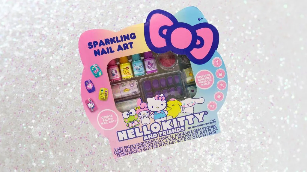 Questo set per nail art Hello Kitty scintillante rende magici le manicure