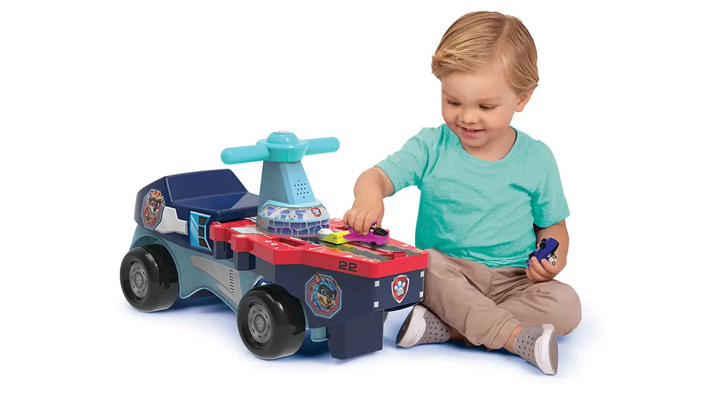 I bambini possono entrare in azione con l'auto a spinta con pedale Paw Patrol portaerei