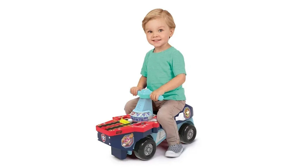 I bambini possono entrare in azione con l'auto a spinta con pedale Paw Patrol portaerei