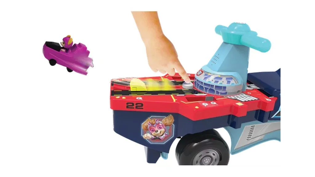 I bambini possono entrare in azione con l'auto a spinta con pedale Paw Patrol portaerei