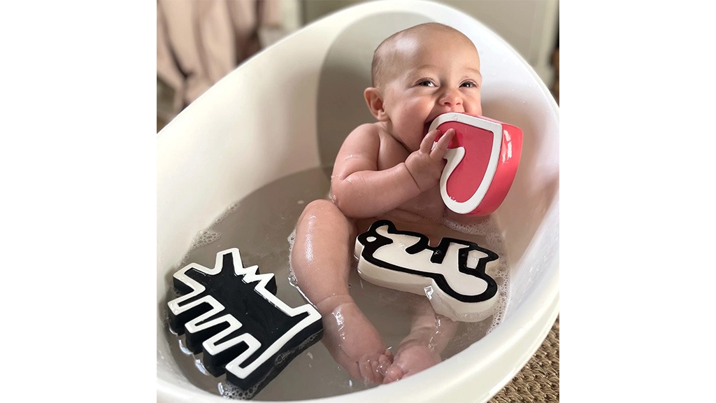 Questi giocattoli da bagno sensoriali di Keith Haring sono così divertenti che anche gli adulti vorranno giocarci