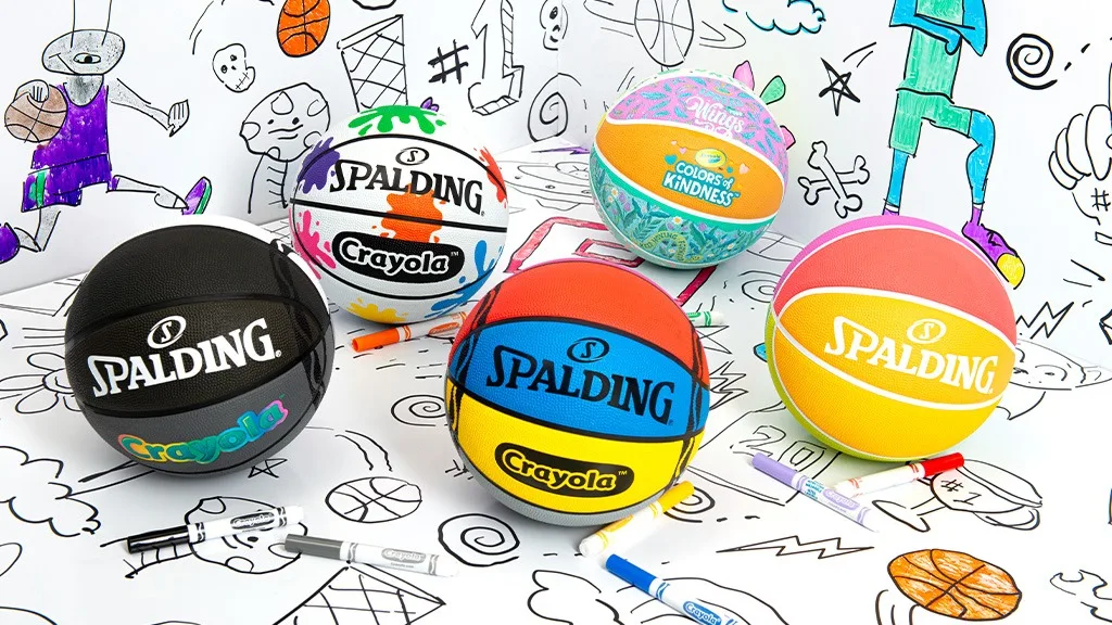 I piccoli artisti possono mettersi in gioco grazie alla collaborazione tra Spalding e Crayola