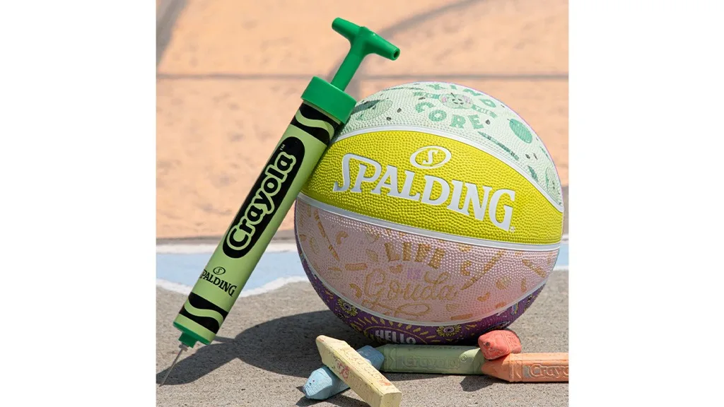 I piccoli artisti possono mettersi in gioco grazie alla collaborazione tra Spalding e Crayola