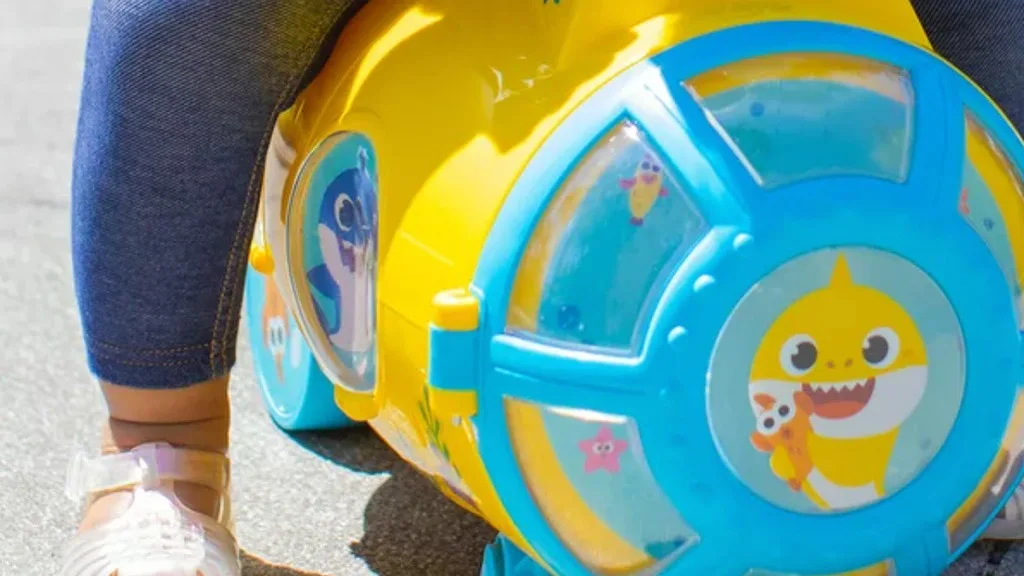 I bambini possono scatenarsi con l'auto giocattolo Dynacraft Baby Shark