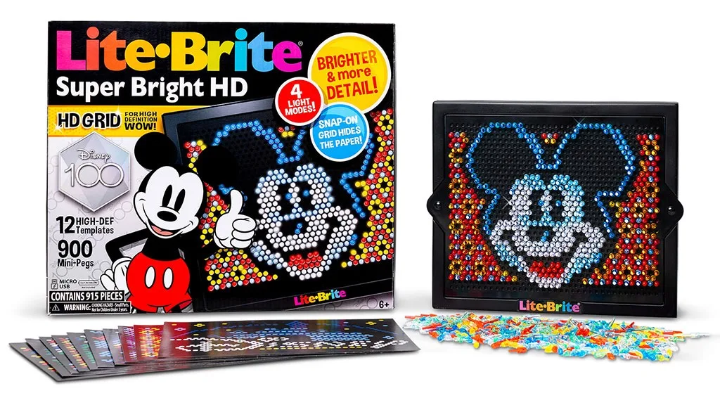La edizione Lite-Brite Super Bright HD Disney100 è magicamente luminosa, senza polvere di fata.