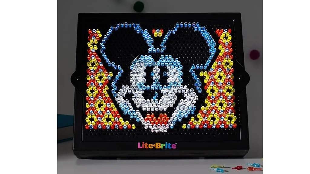 La edizione Lite-Brite Super Bright HD Disney100 è magicamente luminosa, senza polvere di fata.