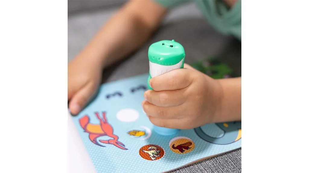 Il pacchetto Sticker WOW! di Melissa & Doug esce proprio in tempo per la Giornata Nazionale degli Adesivi.