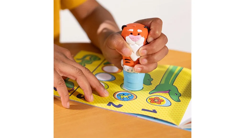 Il pacchetto Sticker WOW! di Melissa & Doug esce proprio in tempo per la Giornata Nazionale degli Adesivi.