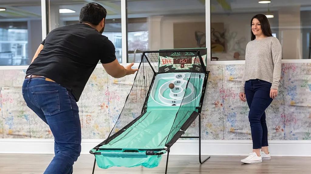 Fai un punteggio record nostalgico con questo gioco a cornice Skee-Ball!