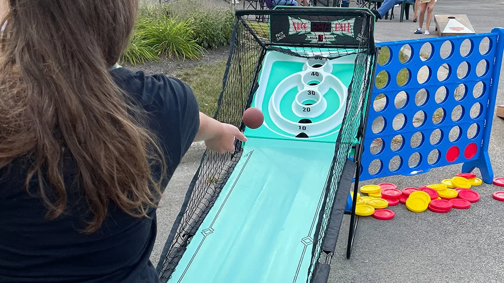 Fai un punteggio record nostalgico con questo gioco a cornice Skee-Ball!