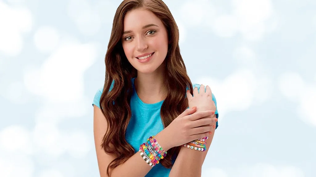 Esprimi te stessa con i braccialetti di perline della moda Shimmer ‘n Sparkle ABC.