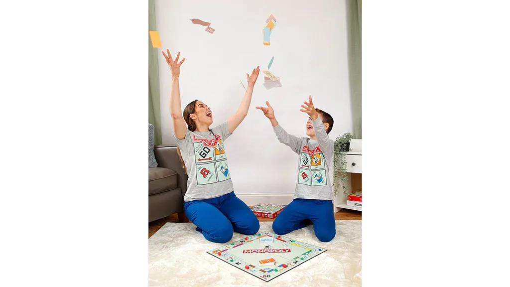 La famiglia può vestirsi con stile per la serata di giochi da tavolo con pigiami a tema giochi da tavolo.