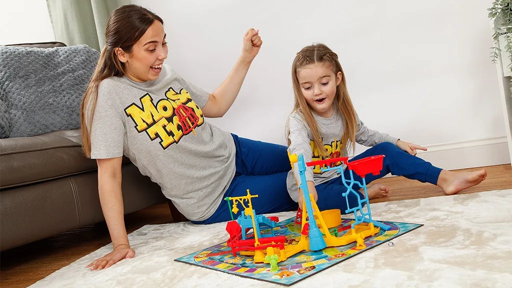 La famiglia può vestirsi con stile per la serata di giochi da tavolo con pigiami a tema giochi da tavolo.