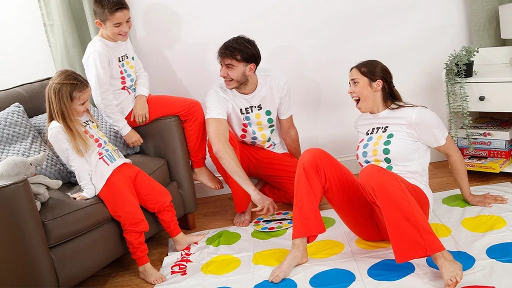 La famiglia può vestirsi con stile per la serata di giochi da tavolo con pigiami a tema giochi da tavolo.