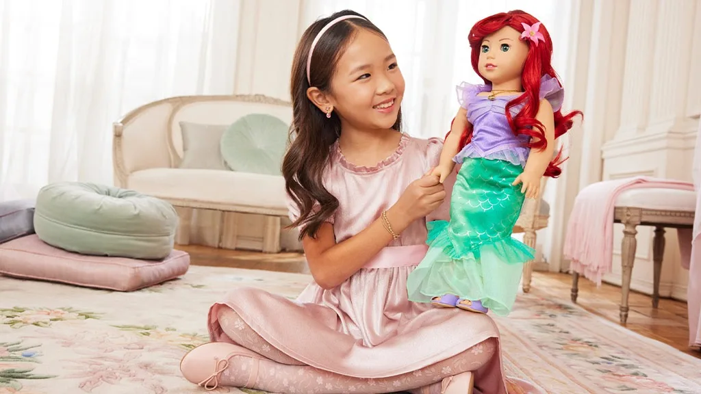 I bambini possono ora giocare con le bambole American Girl insieme ad Ariel, Tiana e Cenerentola