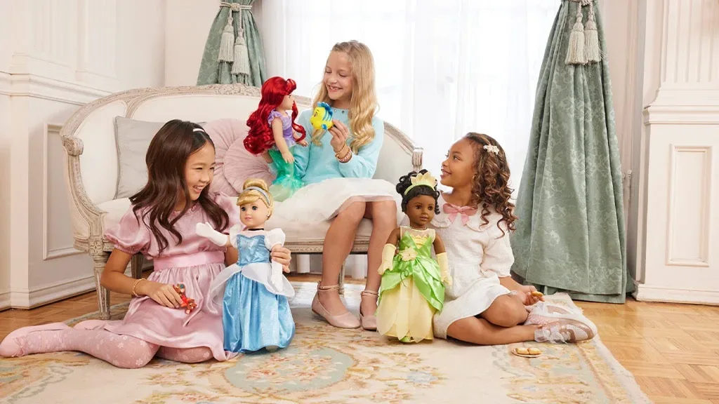 I bambini possono ora giocare con le bambole American Girl insieme ad Ariel, Tiana e Cenerentola