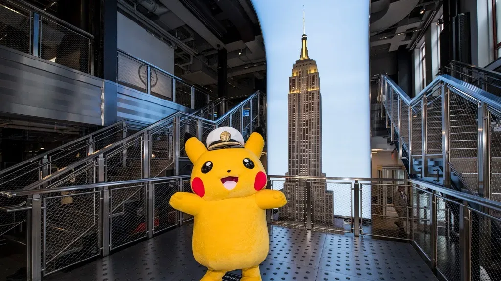 Guarda Pikachu che visita l'Empire State Building nel Giorno dei Pokémon