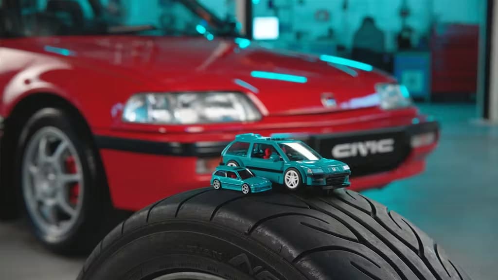 Le Honda si dirigono direttamente al garage del Mattel Brick Shop
