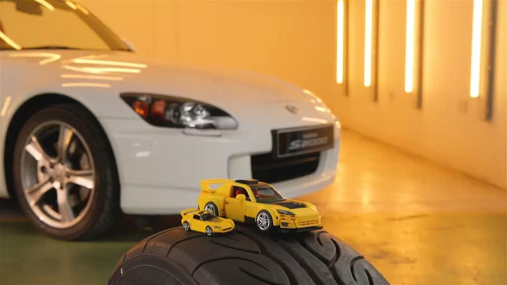 Le Honda si dirigono direttamente al garage del Mattel Brick Shop