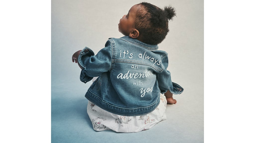 I nuovi vestiti per bambini Disney di OshKosh B’Gosh sono più dolci del miele.