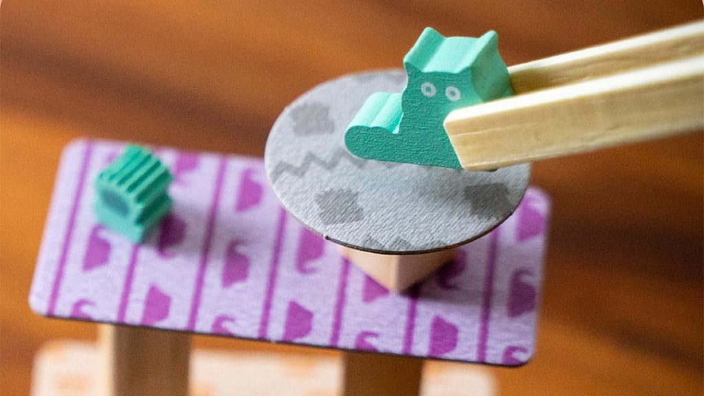 In questo gioco da tavolo i gatti buttano giù tutto dai davanzali