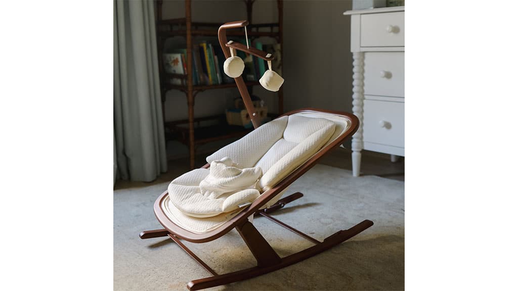 Rendi più confortevole il momento del sonno con la sedia a dondolo Snuggle Me Organic!