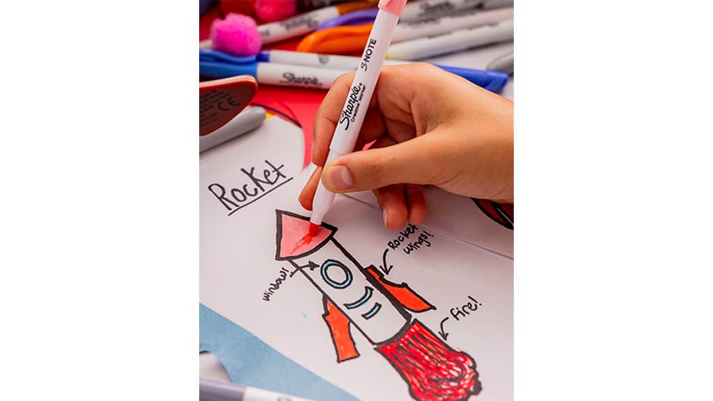 Sharpie e Elmer’s creano con i pennarelli e la slime conosciuti dal film "Toy Story 5"