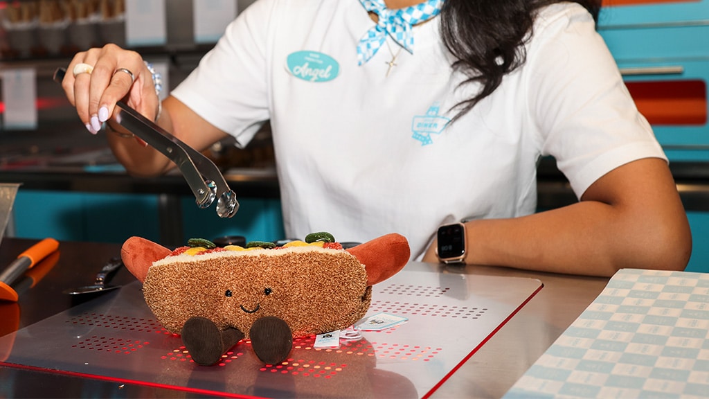 Il Jellycat Diner presenta una figura di peluche con menu