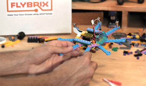 FlyBrix drone costruito con mattoncini lego