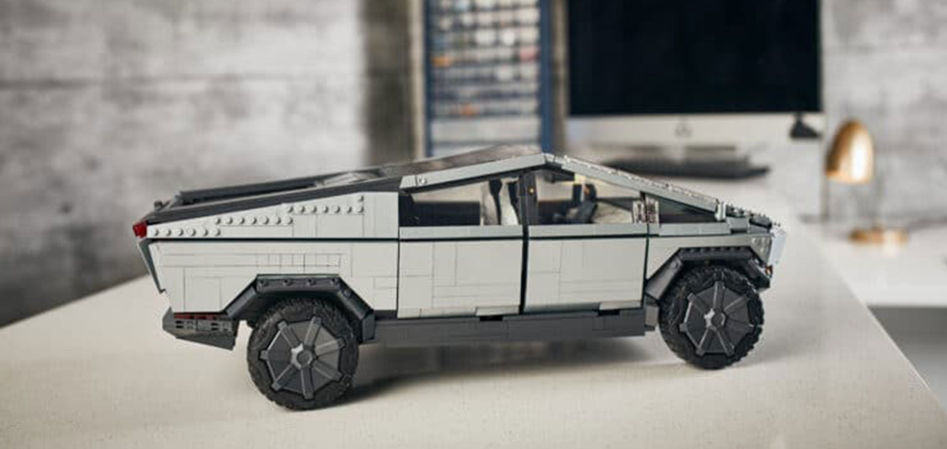MEGA presenta il primo Cybertruck costruibile