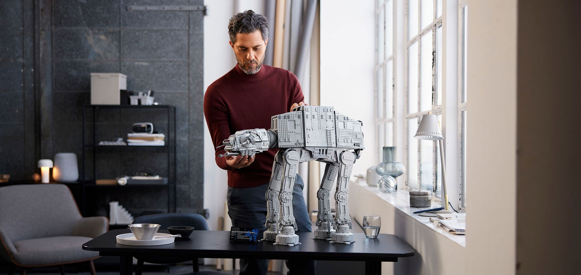 LEGO® sorprende gli appassionati adulti con un enorme camminatore AT-AT