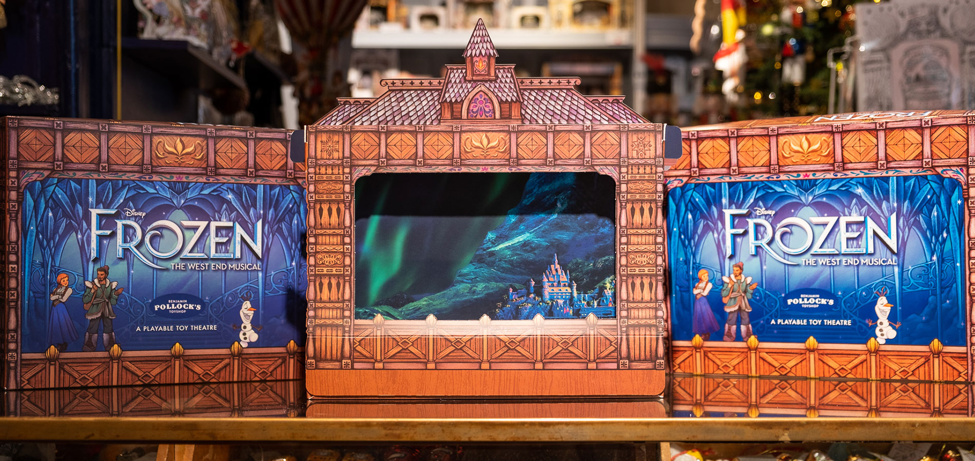 Il negozio di giocattoli Pollock's Toyshop presenta uno spettacolo di Frozen