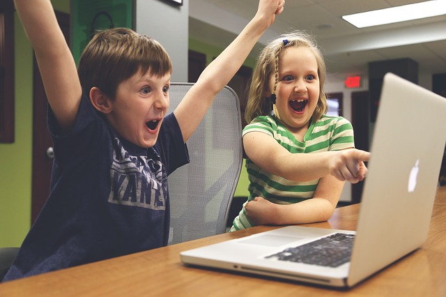 Le fasi della passione dei bambini per i giocattoli, suddivise per età
