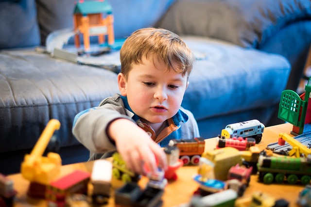 Le fasi della passione dei bambini per i giocattoli, suddivise per età