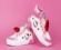 Le nuove scarpe Hello Kitty di Ground Up sono carine in rosa