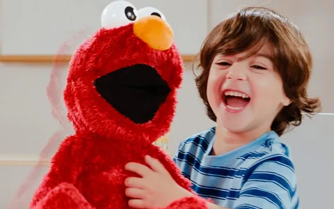 Ridi di gusto con il giocattolo Just Play Elmo che fa il solletico!