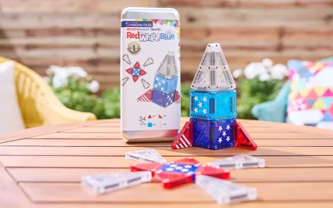 Set da viaggio MAGNA-TILES rosso, bianco e blu da 24 pezzi