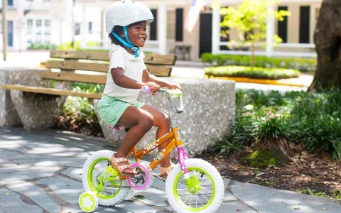 Salta nella primavera con i mini set di gioco Peeps x Polly Pocket!