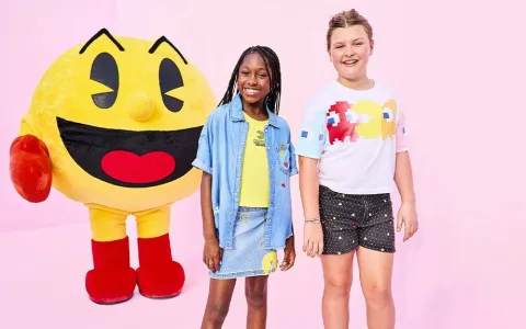 Mostra la moda degli anni 90 giocando con le nuove bambole Clueless Bratz