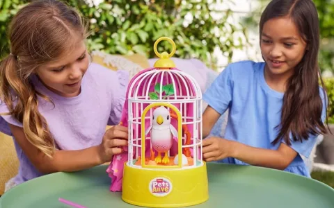 Questi giochi da tavolo Strawberry Shortcake Candy Land e Monopoly sono dolci prelibatezze per i bambini.