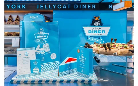 Il Jellycat Diner presenta una figura di peluche con menu