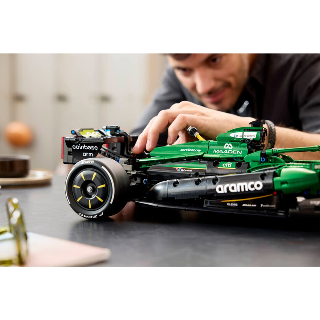 LEGO® Technic: Aston Martin Aramco AMR25 auto F1® (42240) immagine 12