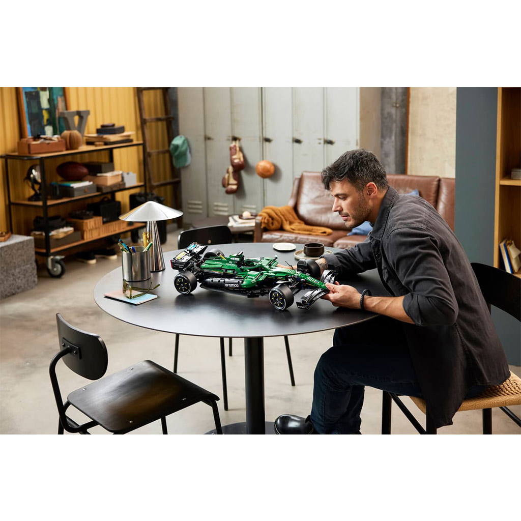 LEGO® Technic: Aston Martin Aramco AMR25 auto F1® (42240) immagine 13