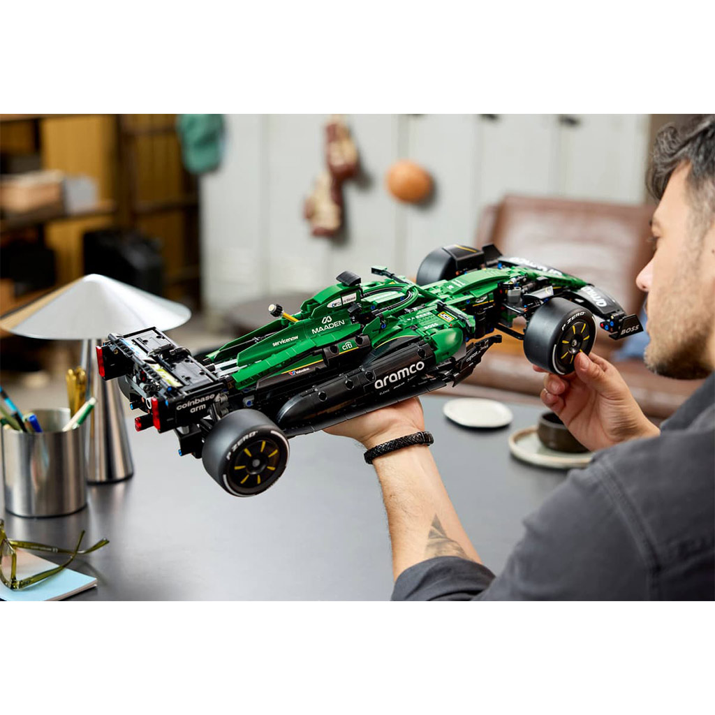 LEGO® Technic: Aston Martin Aramco AMR25 auto F1® (42240) immagine 14