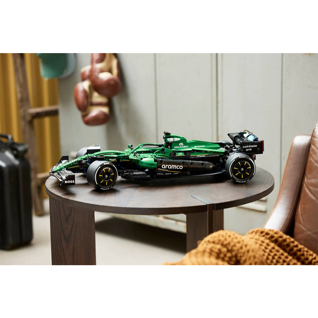 LEGO® Technic: Aston Martin Aramco AMR25 auto F1® (42240) immagine 16
