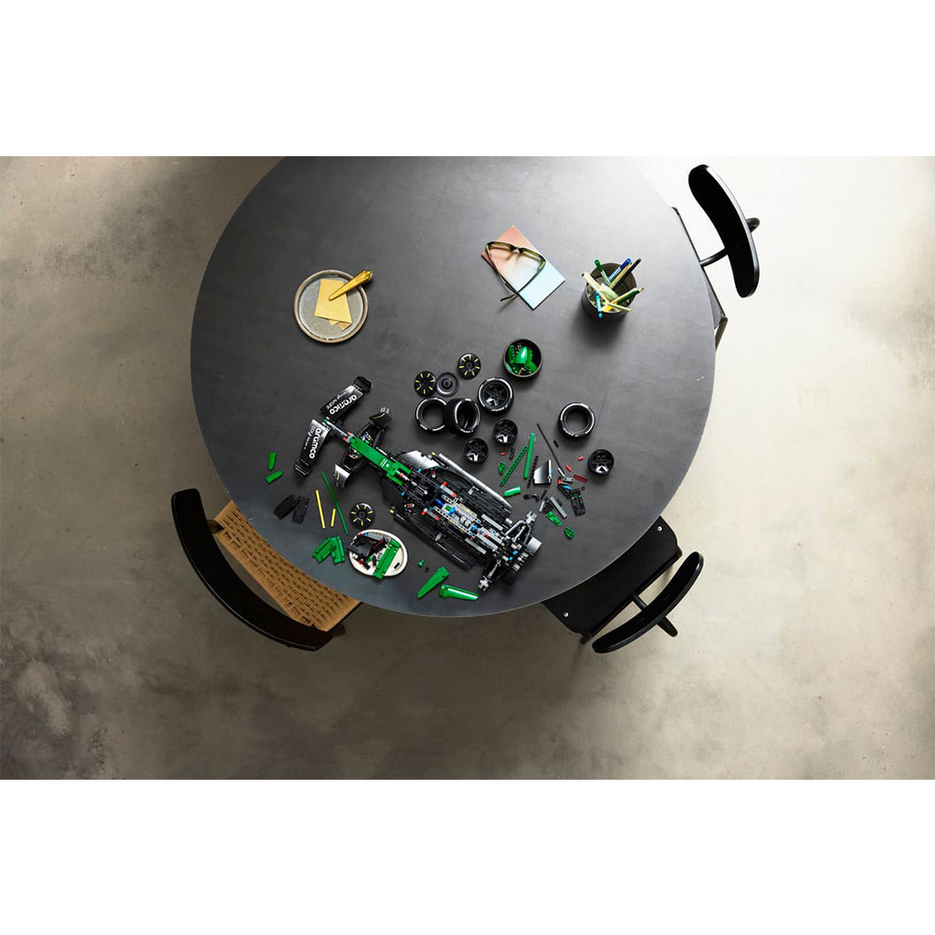 LEGO® Technic: Aston Martin Aramco AMR25 auto F1® (42240) immagine 8