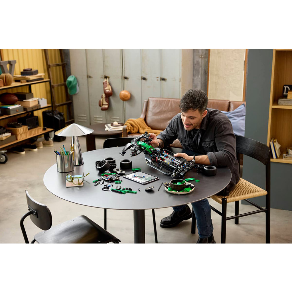 LEGO® Technic: Aston Martin Aramco AMR25 auto F1® (42240) immagine 9