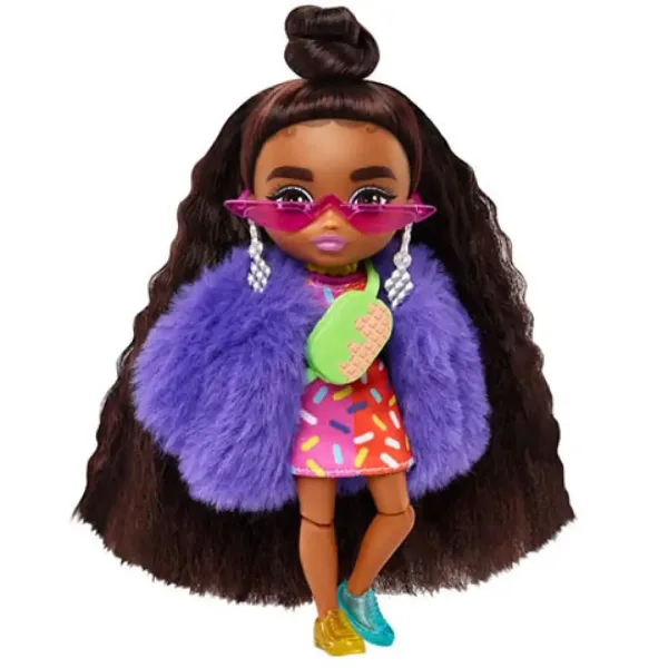 Barbie Extravagante mini bambola con scarpe spaiate - Mattel immagine 2