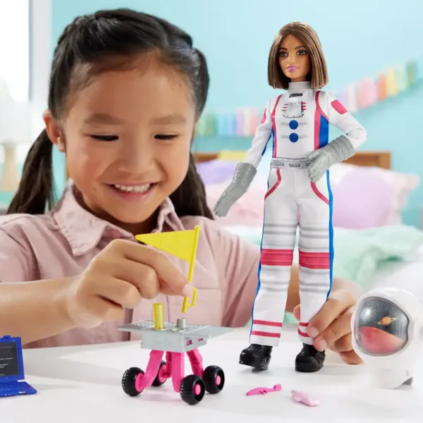 Barbie: set di gioco per il 65° anniversario della carriera - Bambola astronauta con accessori - Mattel immagine 5