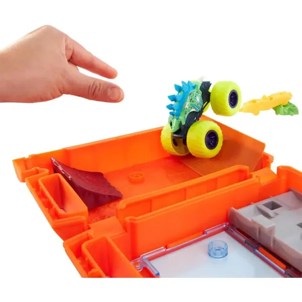 Hot Wheels Monster Trucks: Set di gioco con tanica di benzina - Mattel immagine 3